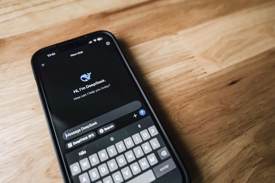 SafeUM user interface showing encrypted chat and security settings - safe um apk SafeUM user interface showing encrypted chat and security settings - safe um apk