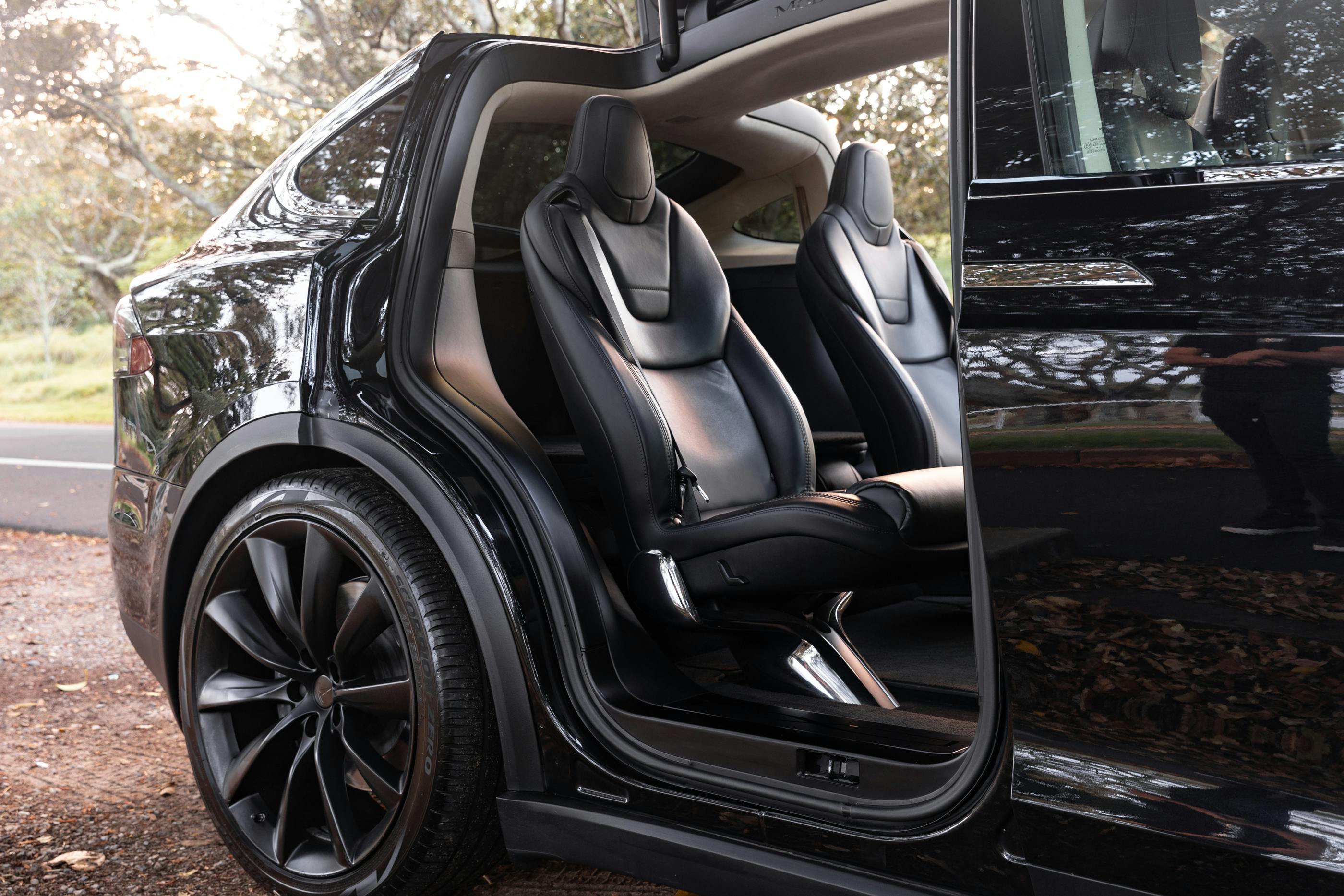 Zadarmo Elegantná Tesla Model X s otvorenými dverami predstavuje luxusný interiér v Sydney. Fotka z fotobanky