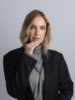 Portrait of a confident woman in business attire, conveying professionalism.