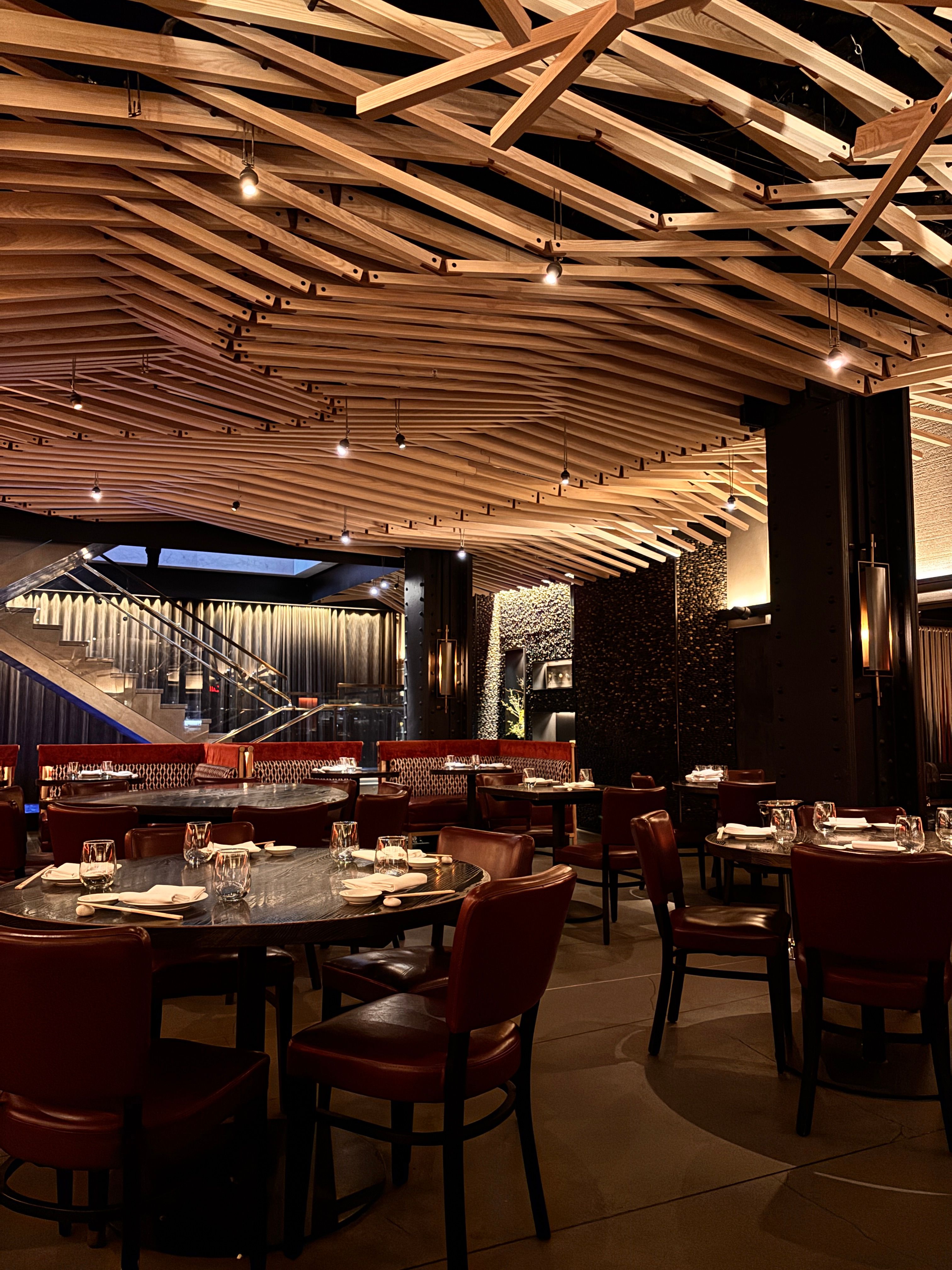 Salle de restaurant lyonnaise nettoyée avant le service