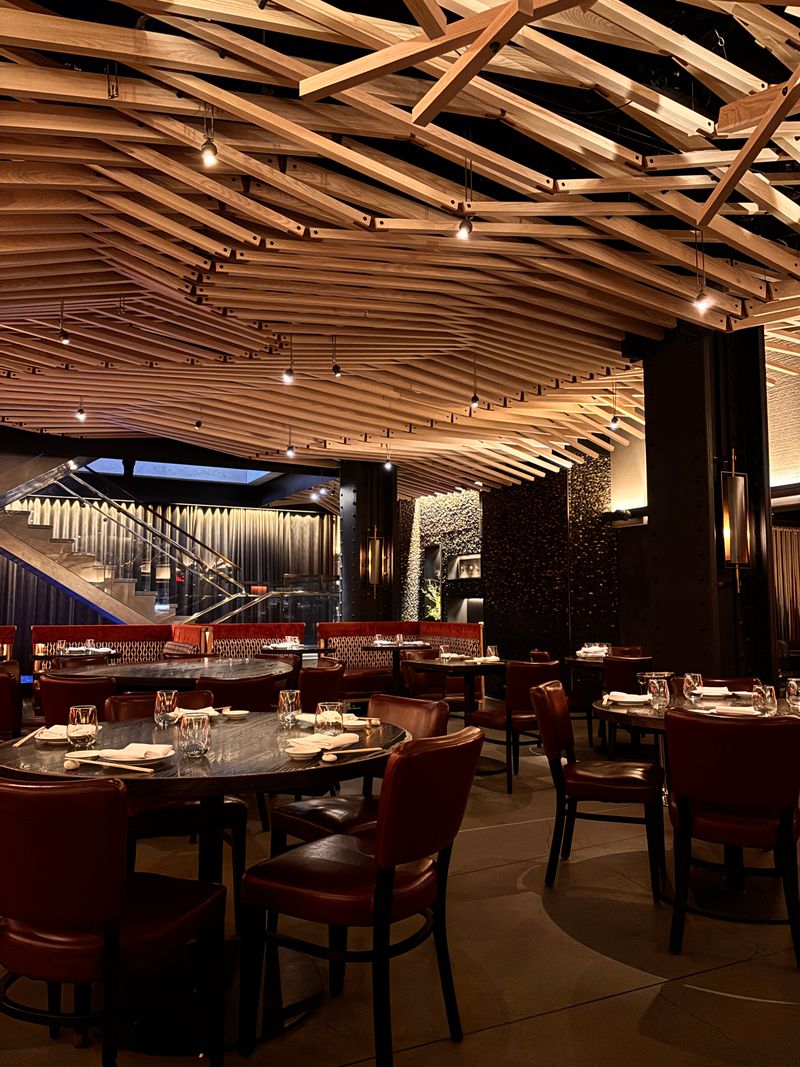 Intérieur chaleureux d'un restaurant, exemple d'ambiance
