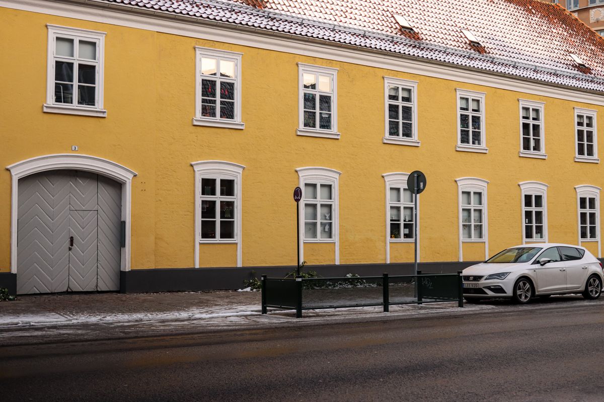 Clădire galbenă în stil scandinav din Malmö, într-o zi de iarnă