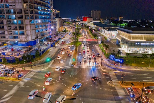 这张夜间拍摄的照片展现了印度尼西亚万丹繁华的城市景象，包括交通和灯光