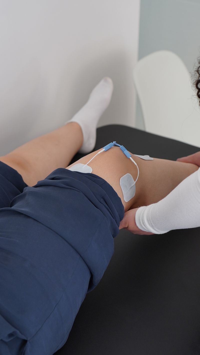AI posture correction for back pain — computer-vision spine analysis in a physiotherapy clinic