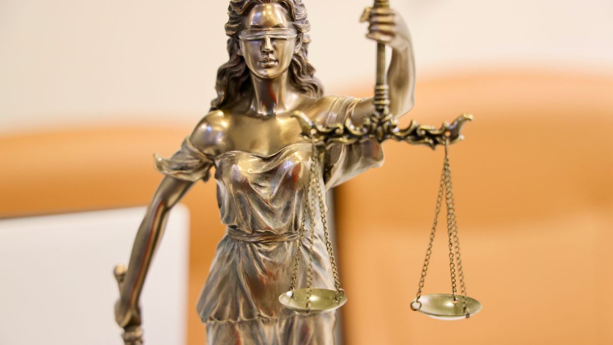 Adalet heykeli (temsilî görsel) — Andrew ve Tristan Tate hakkındaki hukuki süreç