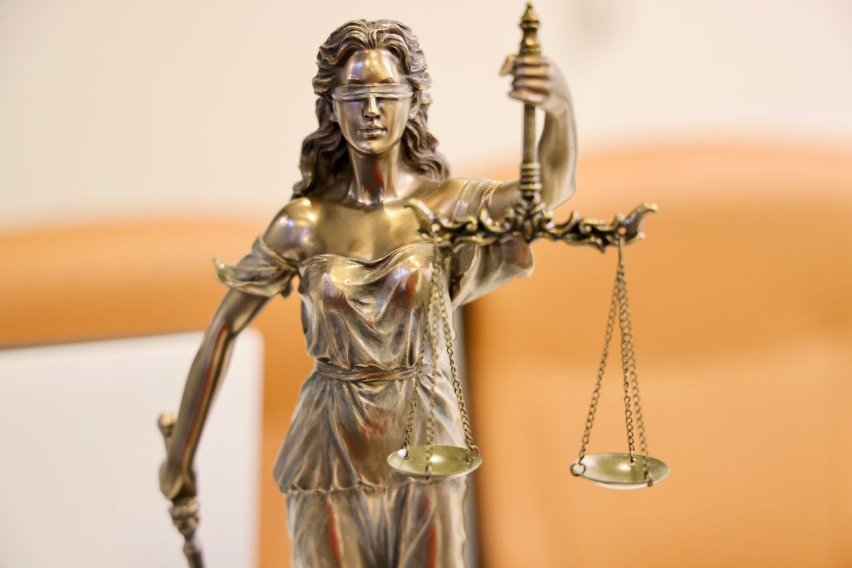 Estatua de la justicia simbolizando las garantías constitucionales
