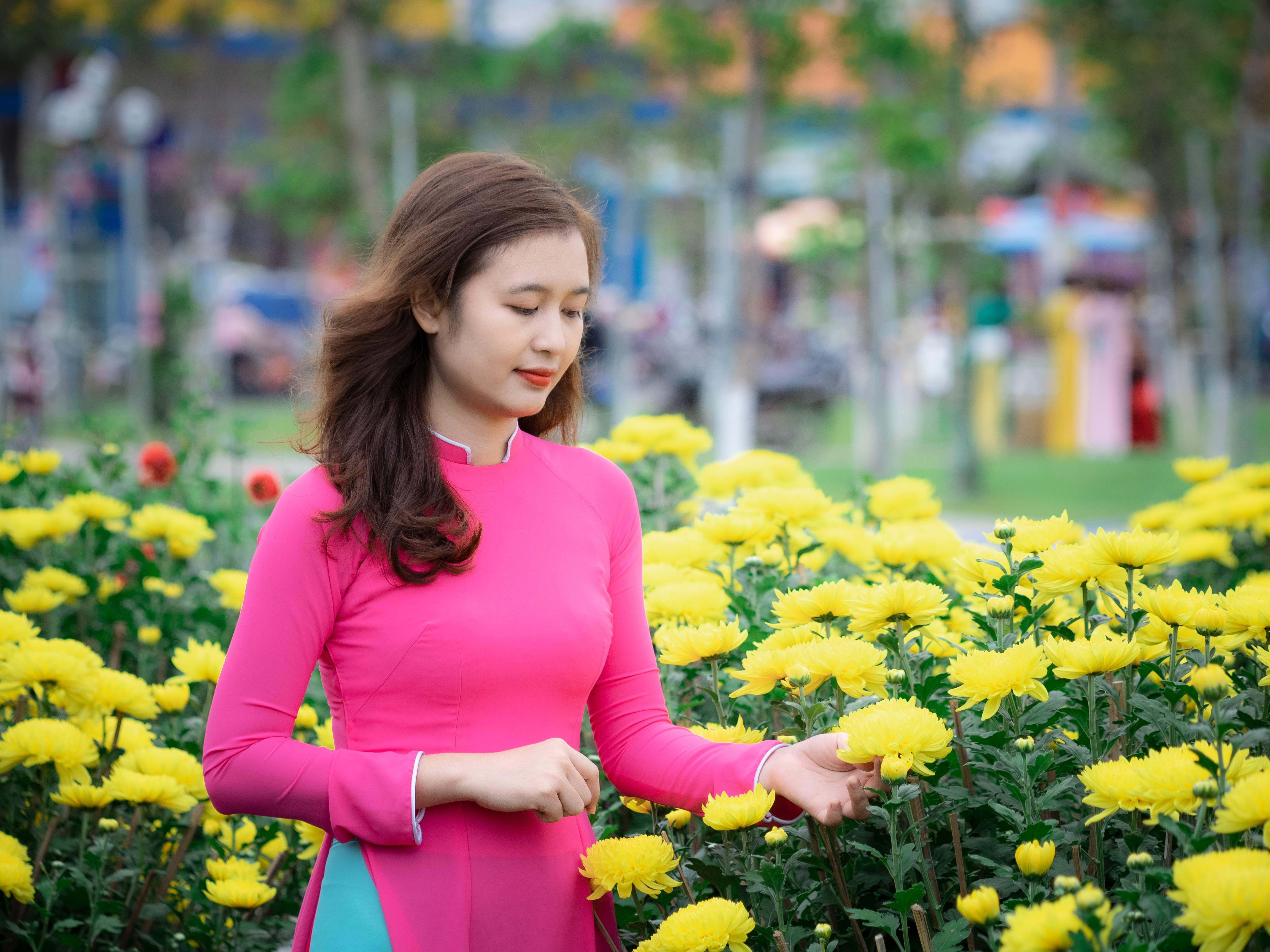 woman in ao dai flowers