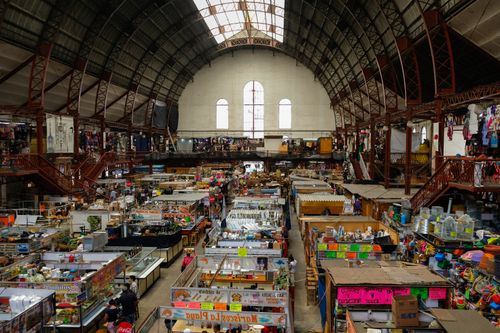 Free Vibrant indoor market scene in Guanajuato, showcasing local stalls and diverse products. Stock Photo