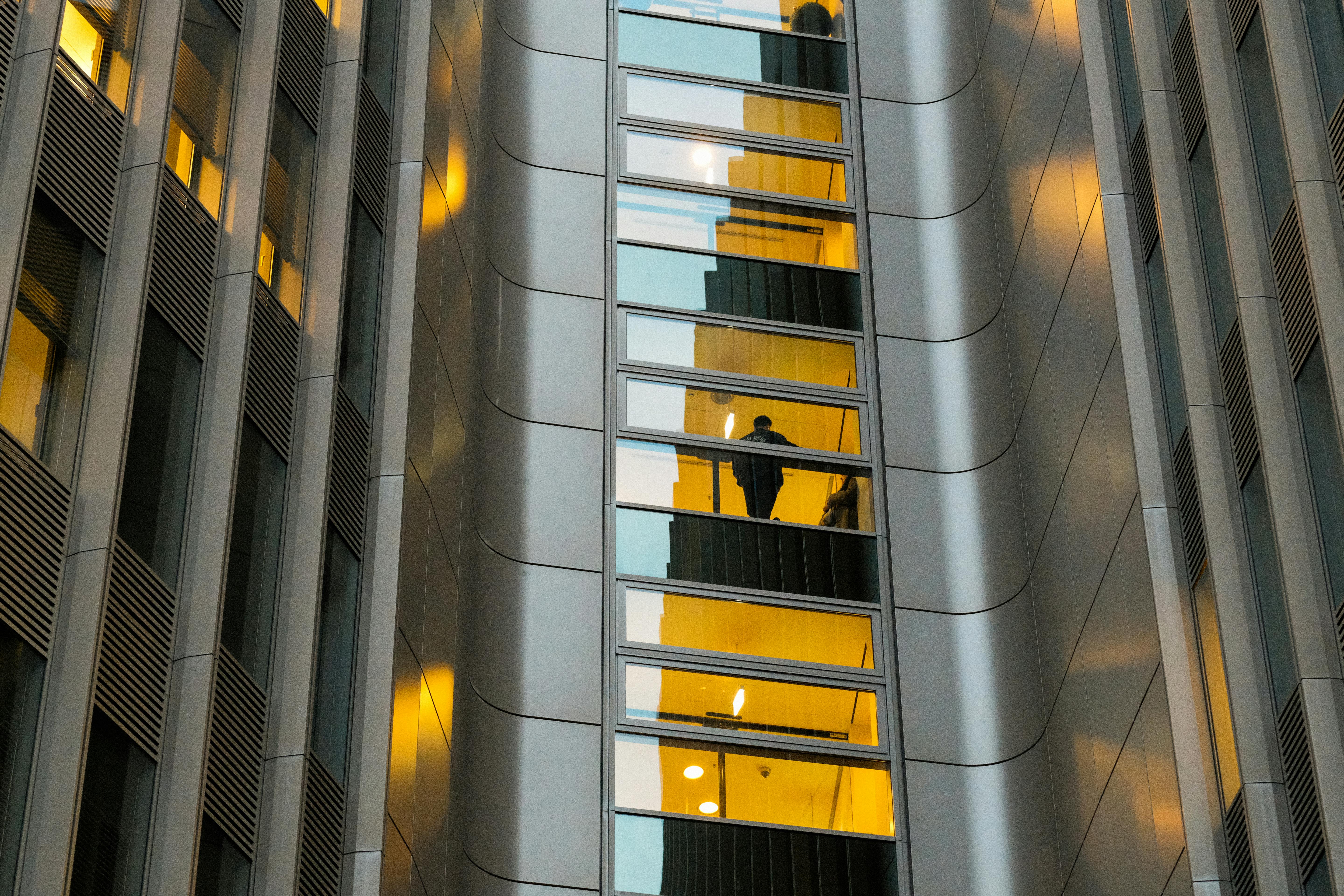 bezplatná Odraz člověka v prosklené fasádě moderní berlínské budovy s elegantní architekturou. Základová fotografie