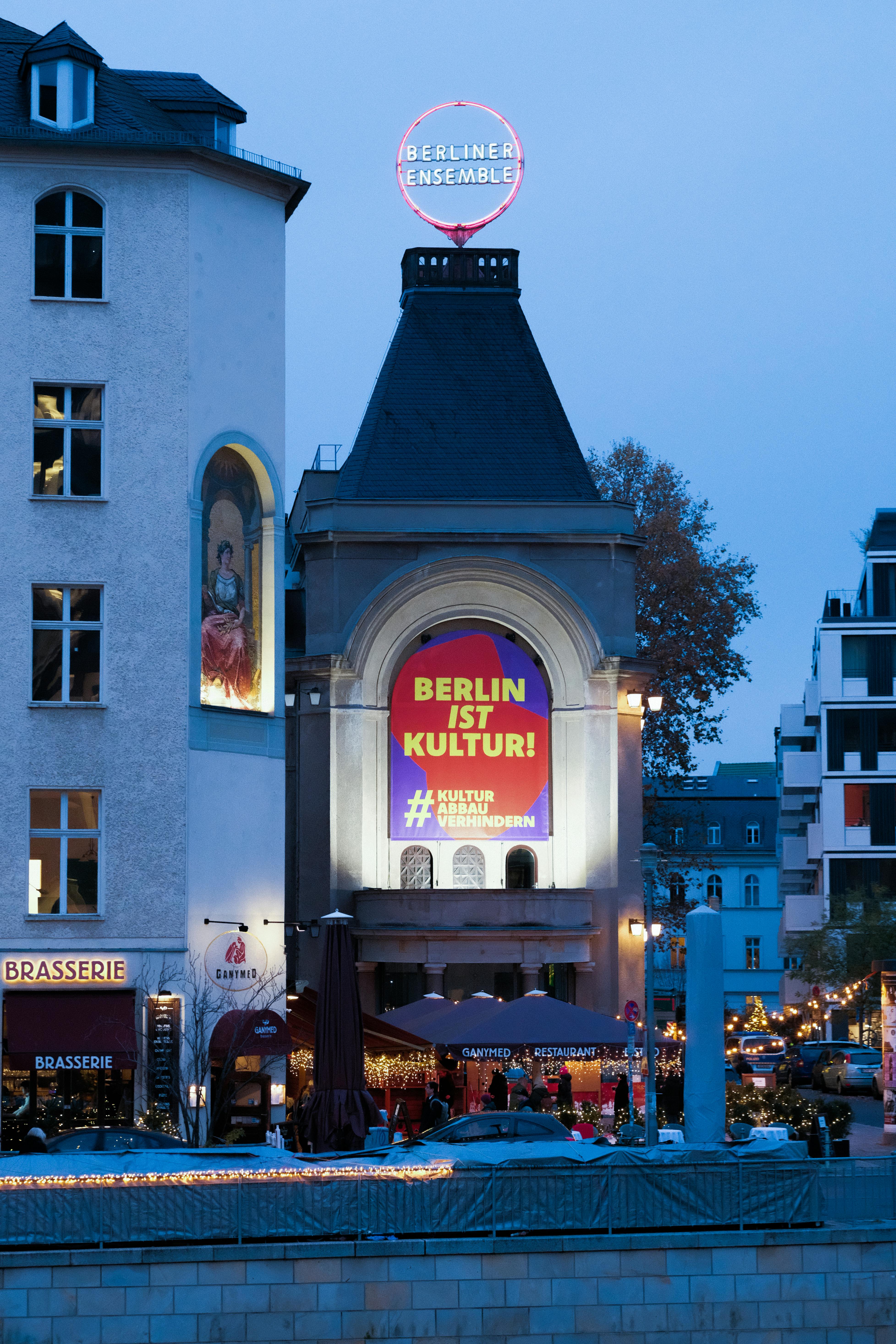 Gratuit Vedere de seară a Ansamblului Berliner cu semnul vibrant „Berlin ist Kultur” din Berlin, Germania. Fotografie de stoc