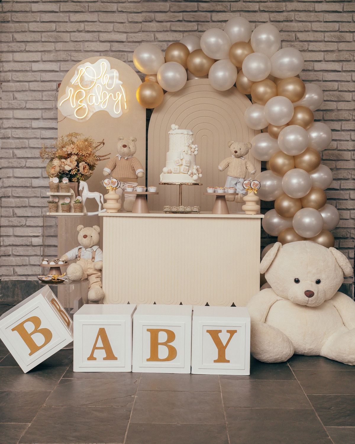 Baby shower photo booth ideas with a teddy bear corner display, balloons and an Oh Baby sign