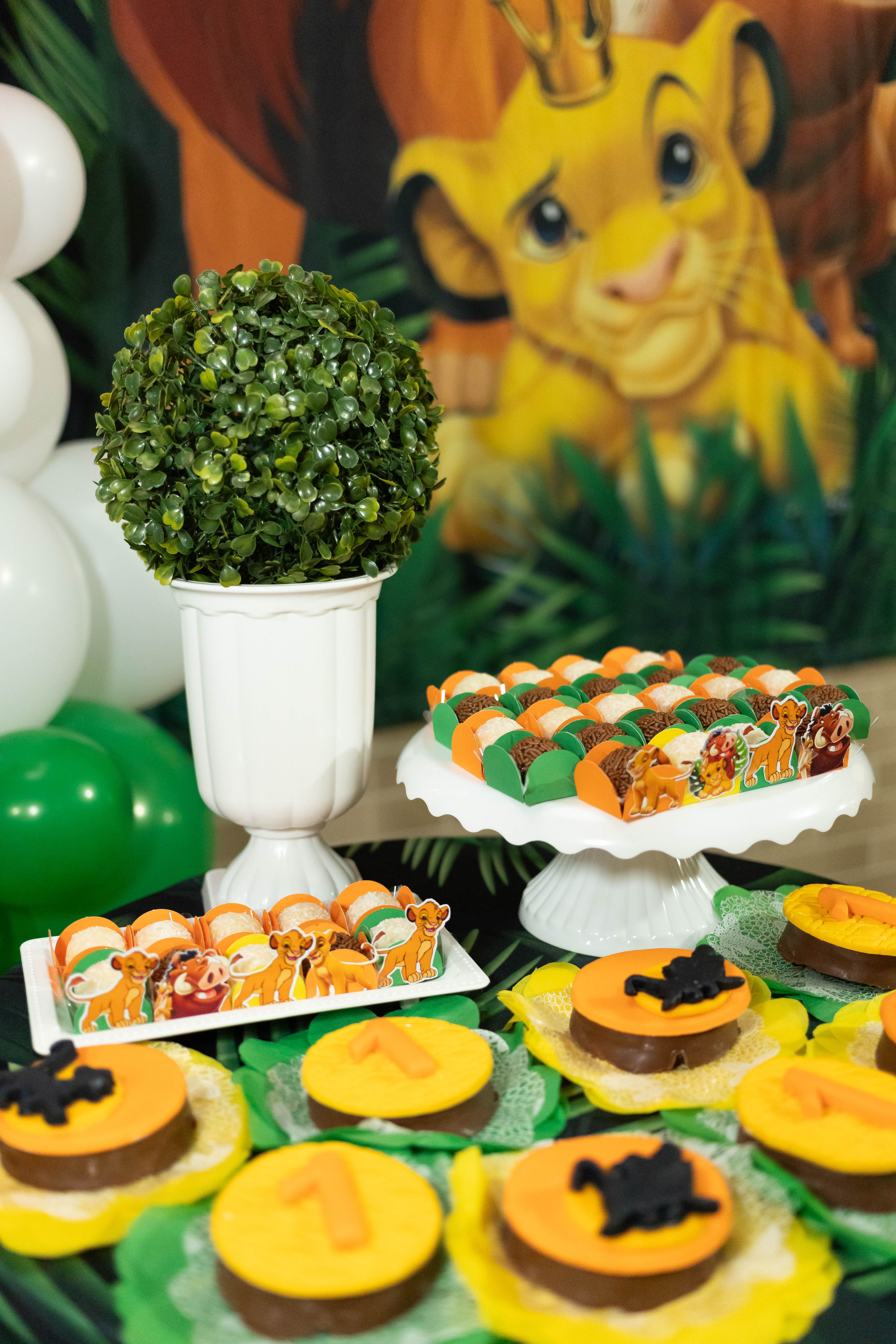 Decoración Colorida Para Cumpleaños Con Temática Del Rey León · Foto de ...