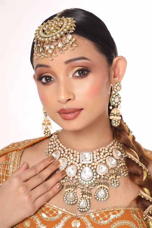 Free A stunning Indian bride showcasing traditional jewelry and bridal makeup. Stock Photo