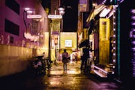 在霓虹闪烁、雨水浸湿的小巷中，探索东京充满活力的夜生活，感受城市魅力与缤纷路灯交相辉映