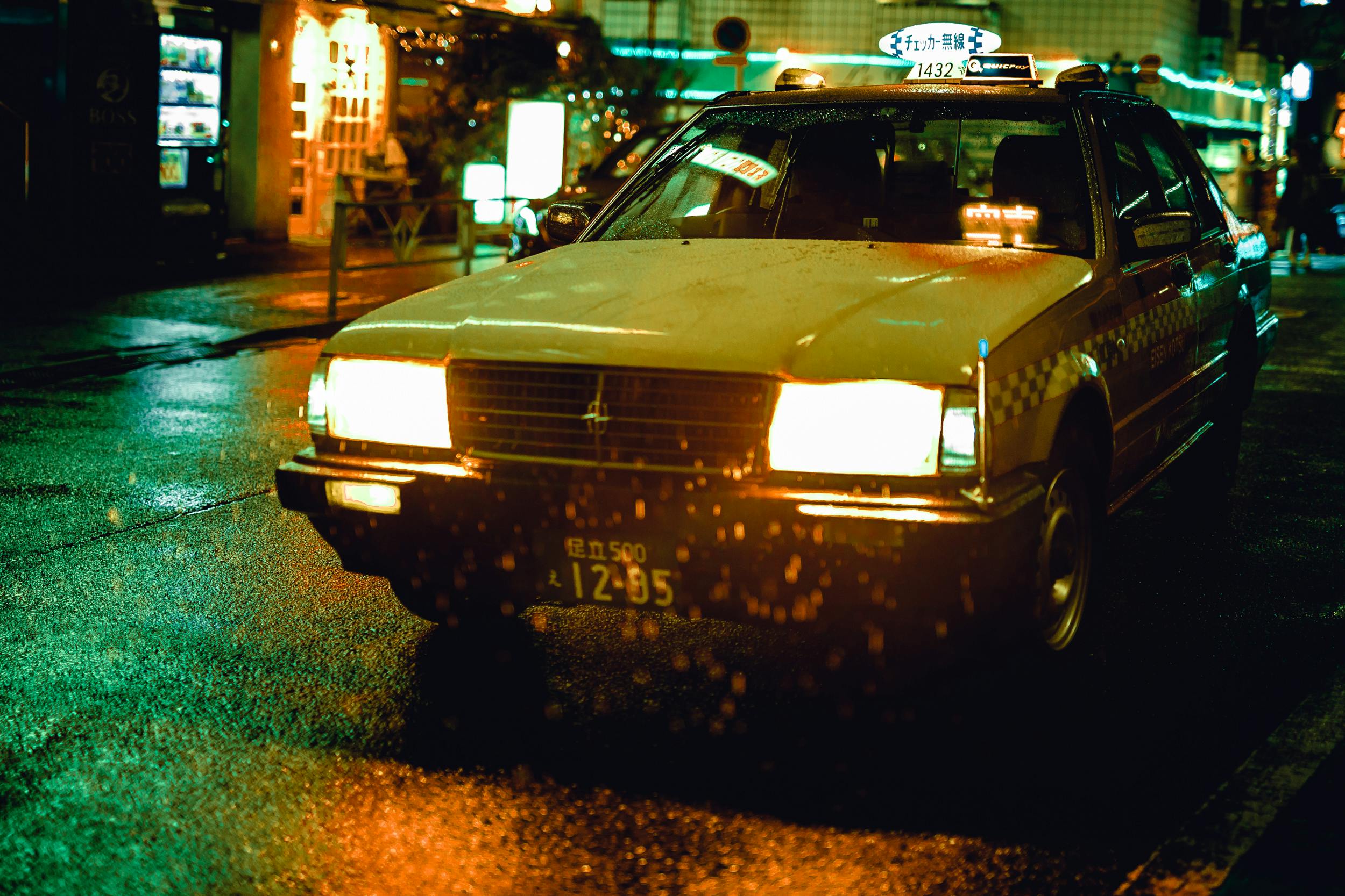A car during the night. | Photo: Pexels