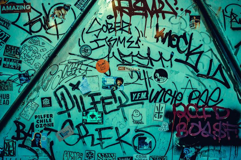 Artă stradală și graffiti colorat tipic barurilor ruină
