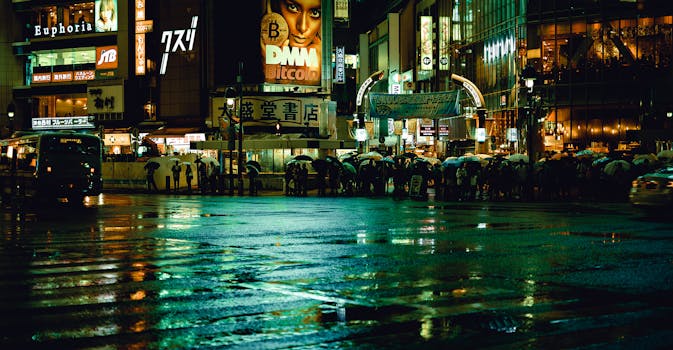 夜晚，东京的街道在雨中充满活力，霓虹灯标志反射在潮湿的人行道上