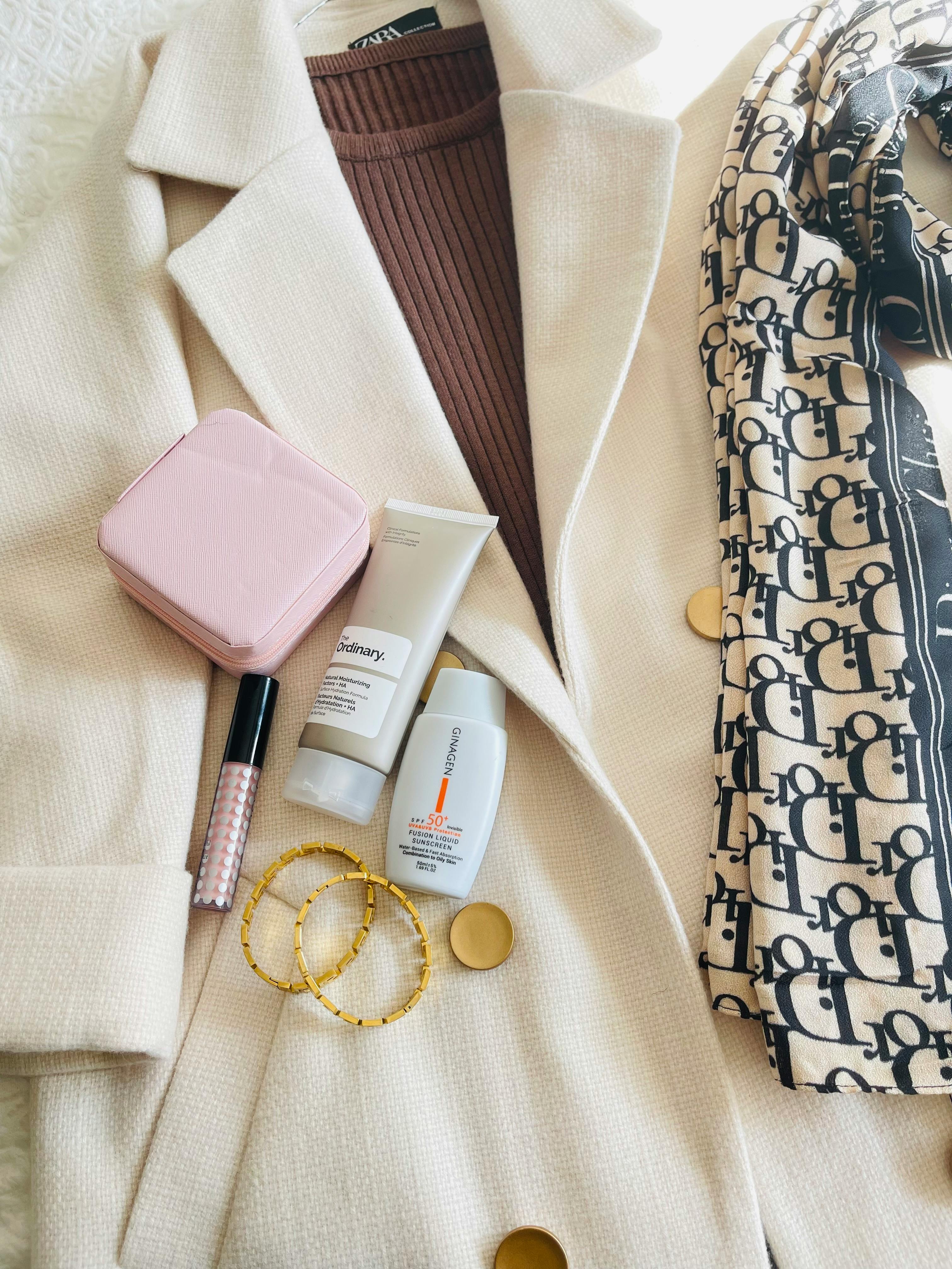 ฟรี ชุดแฟชั่นสุดหรูพร้อมเสื้อโค้ท ผ้าพันคอ และผลิตภัณฑ์เสริมความงาม คลังภาพถ่าย