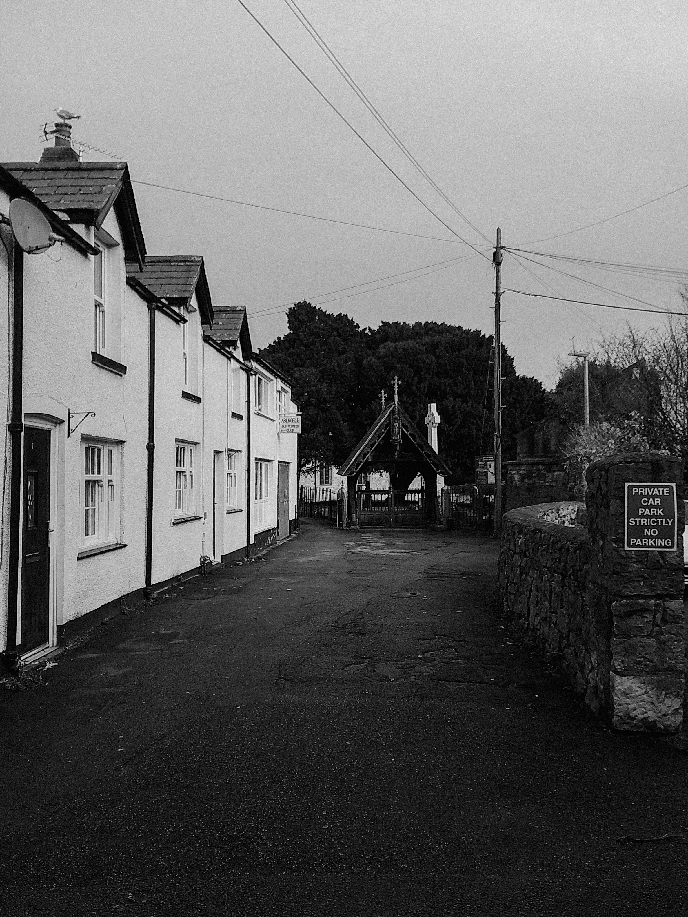 Charming Vintage Street Scene in Black and White · Free Stock Photo