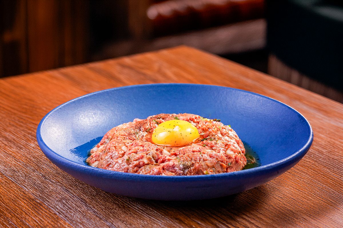 Tartare de bœuf cru au parmesan et basilic