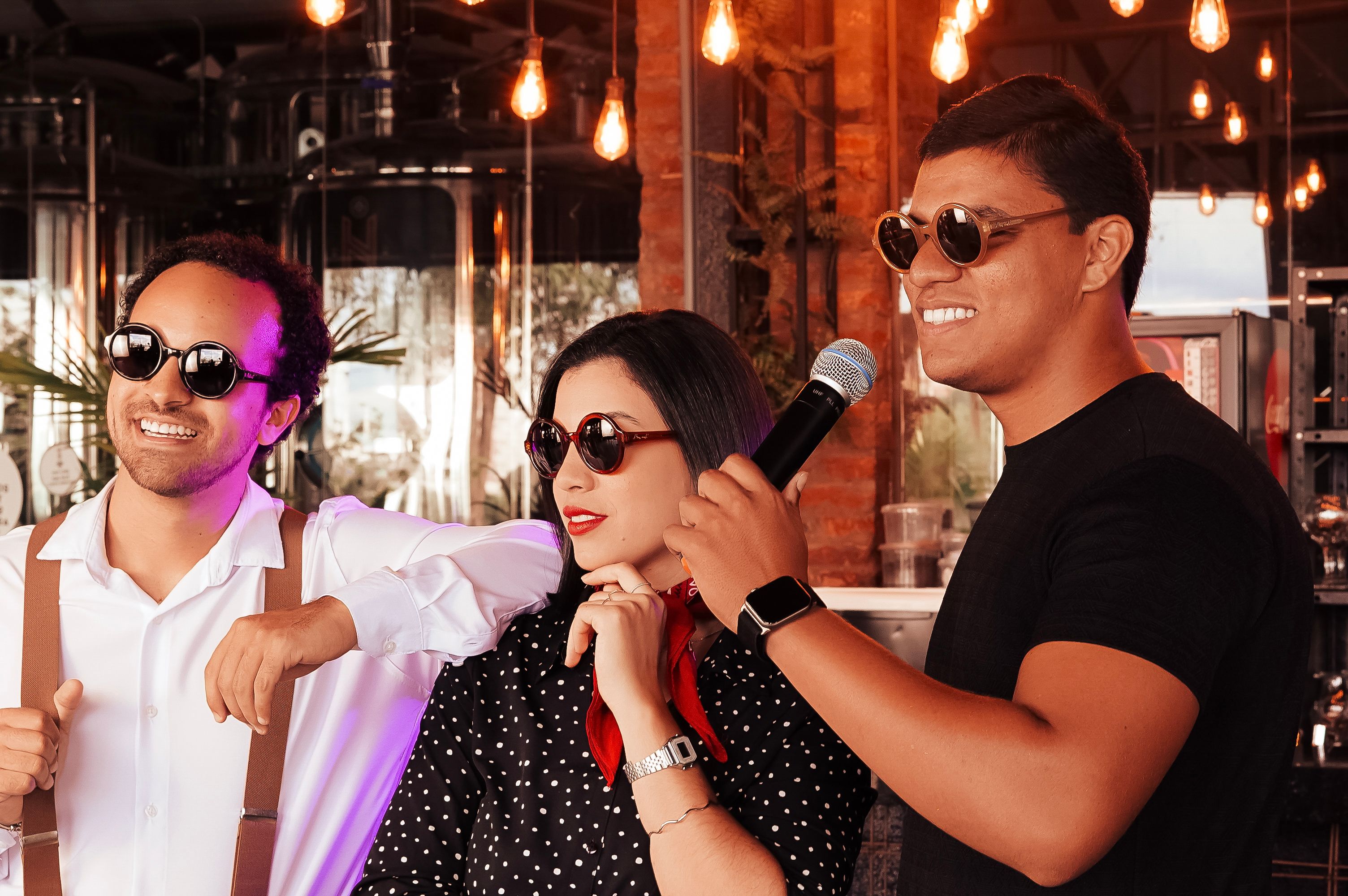 Grupu ema hamutuk iha festa Eurovision ho karaoke, sira sorri no partisipa ho alegria, hatudu koneksaun entre ema liuhusi mús