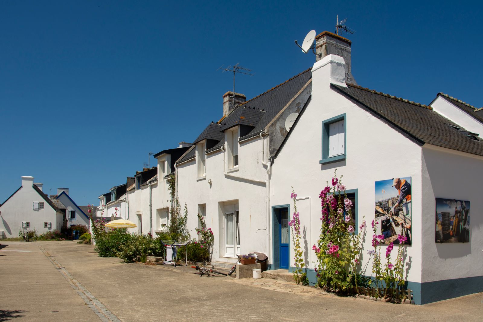 Petit village breton avec port d'estuaire et maisons à pans de bois