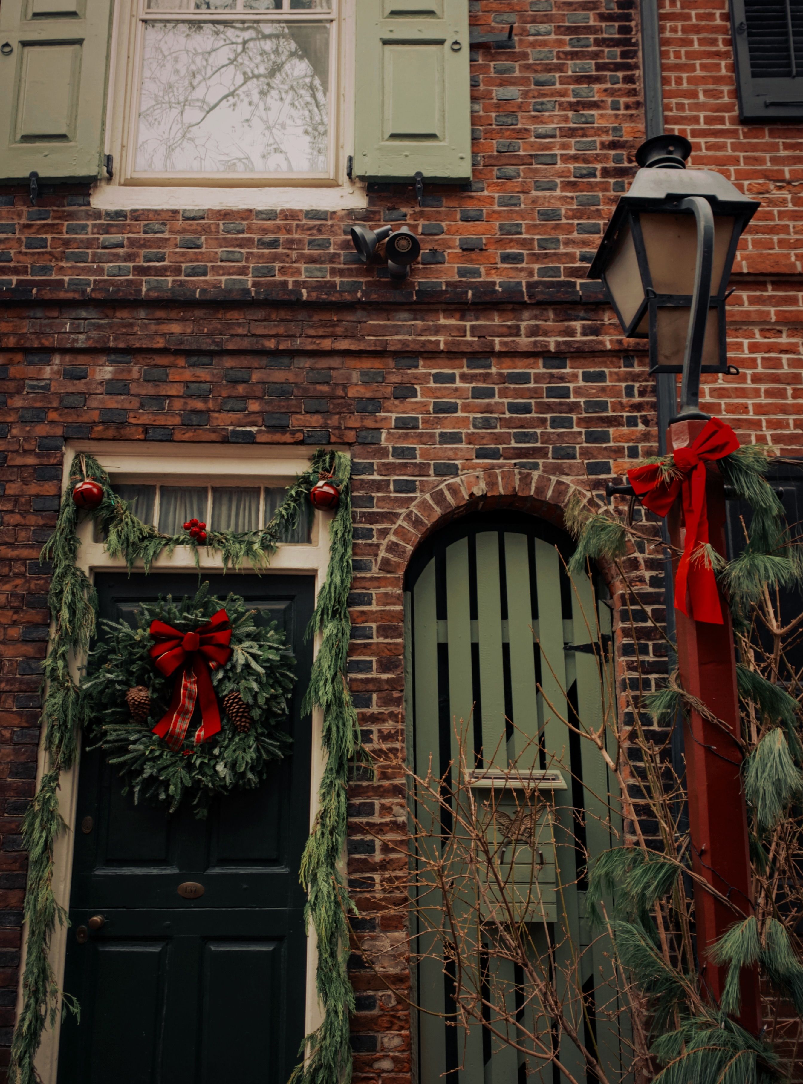 Charming Brick House with Festive Christmas Decor · Free Stock Photo