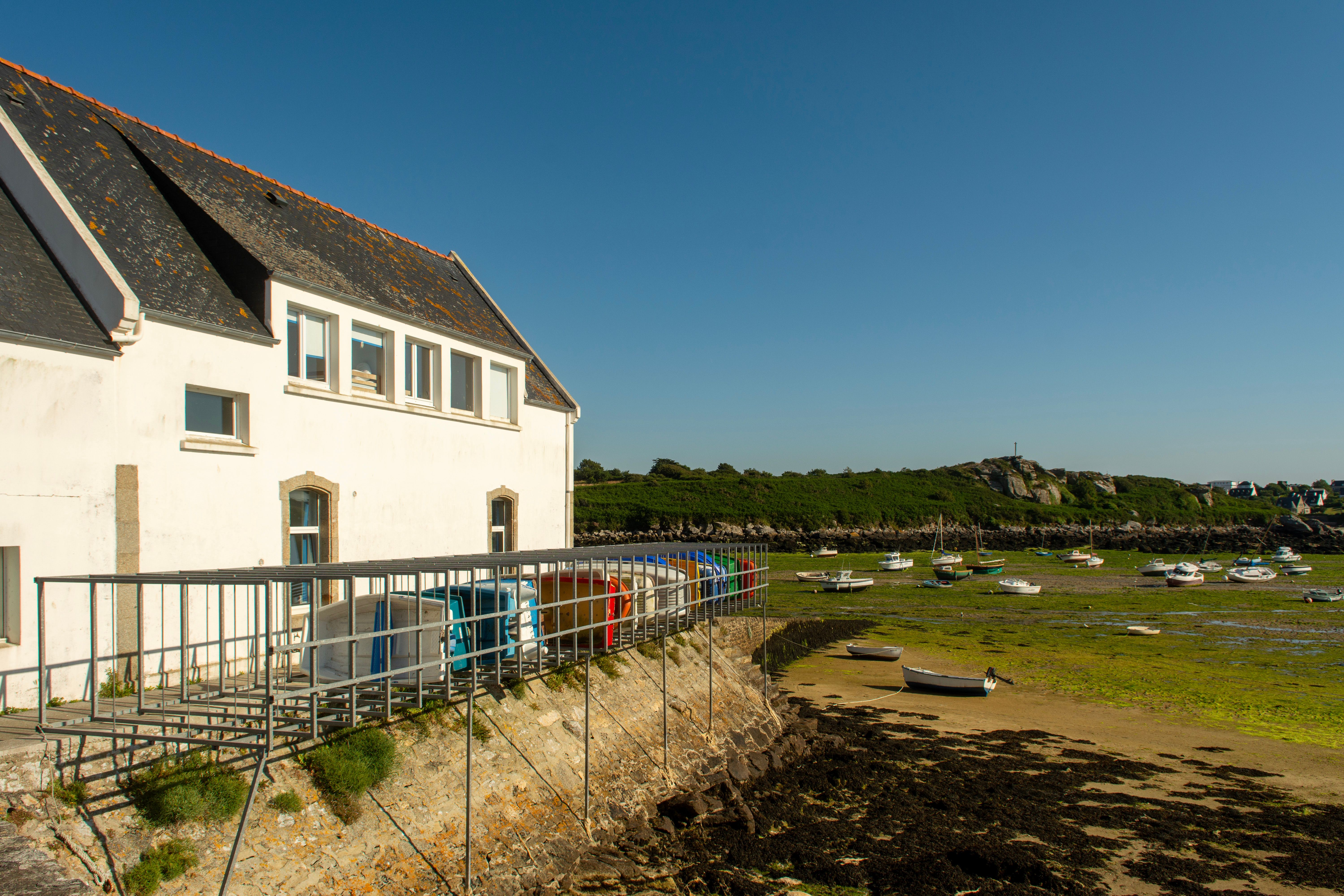 Superbe scène côtière à Ploudalmézeau, Bretagne, avec bateaux et architecture traditionnelle.