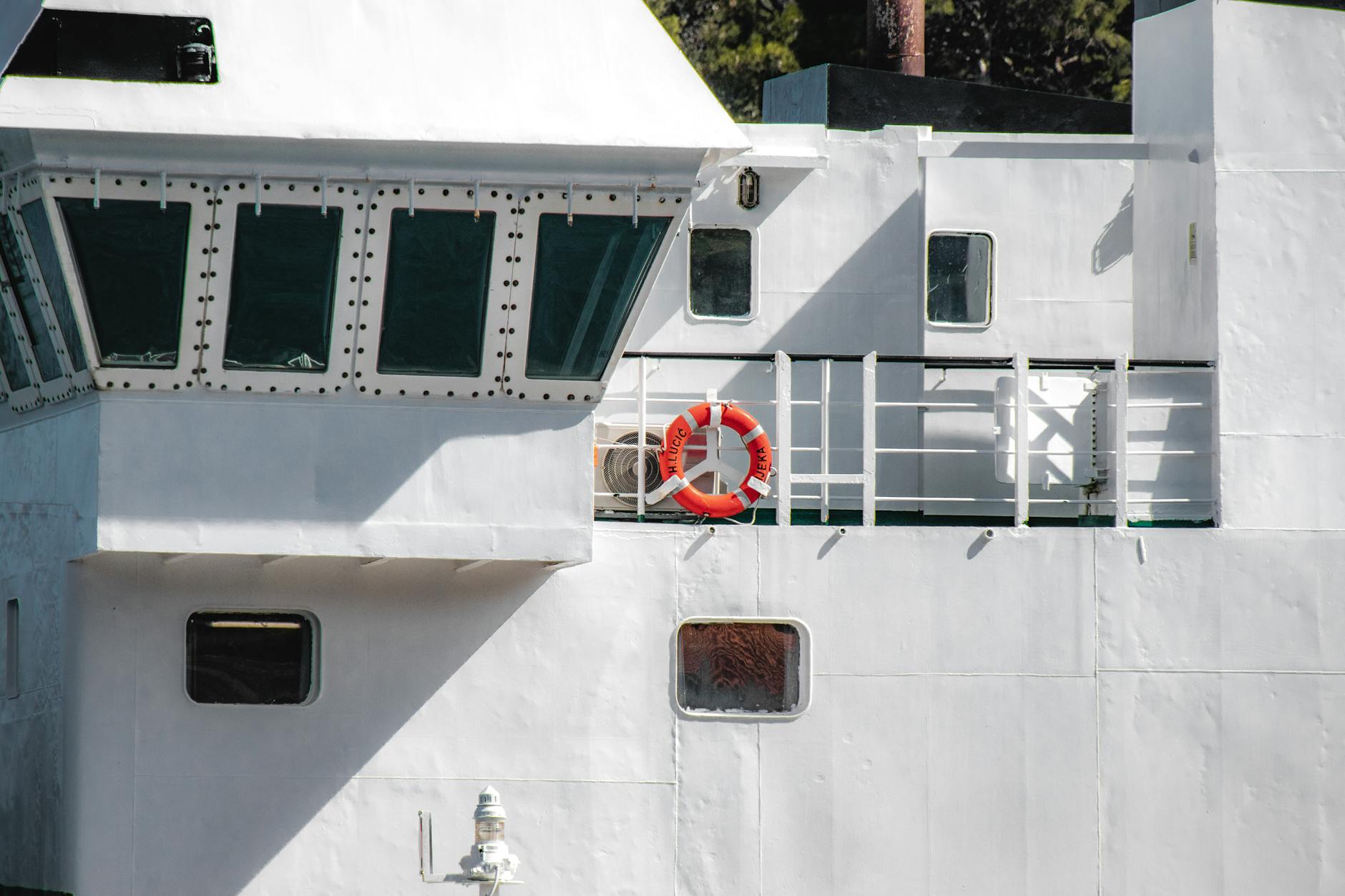 https://www.pexels.com/photo/detail-of-ferry-with-lifebuoy-in-dubrovnik-30492408/
