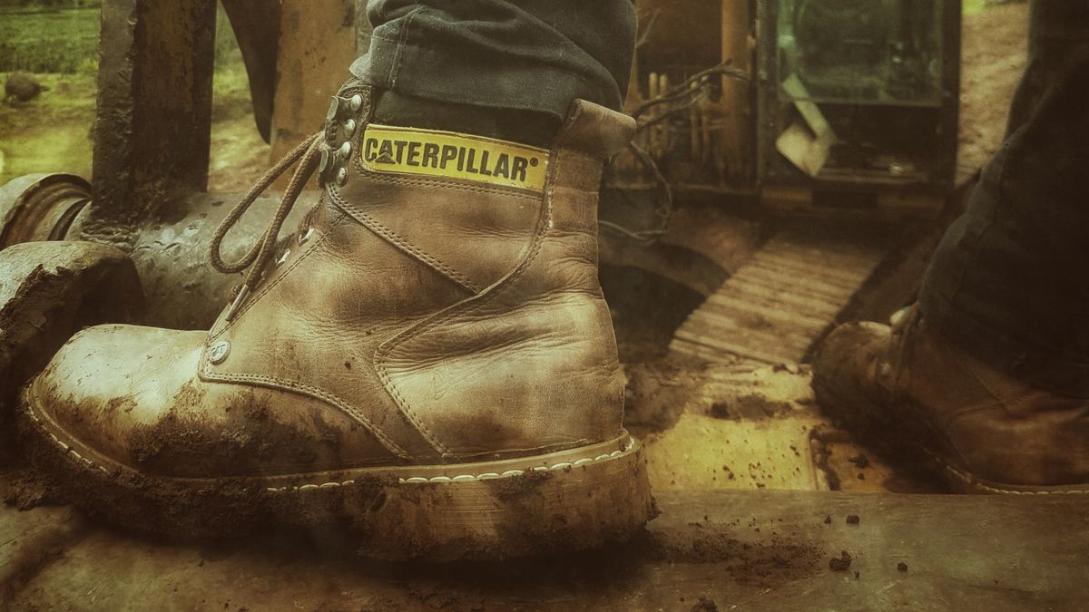 Bota de segurança em canteiro de obra
