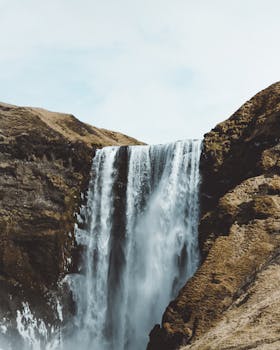 斯科加福斯瀑布从冰岛风景如画的悬崖上倾泻而下，景色令人惊叹