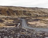 这条穿过冰岛荒凉岩石地形的道路十分孤独，非常适合旅行爱好者