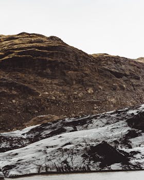 冰川与崎岖山地构成的壮丽景观，展现了大自然的原始之美