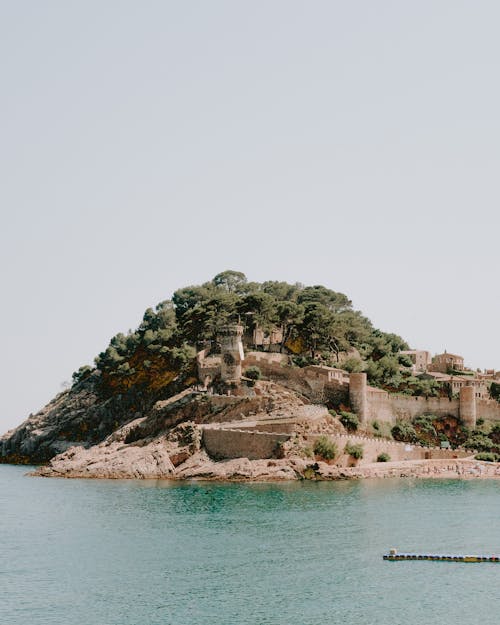 緑豊かな小さな岩の島の要塞