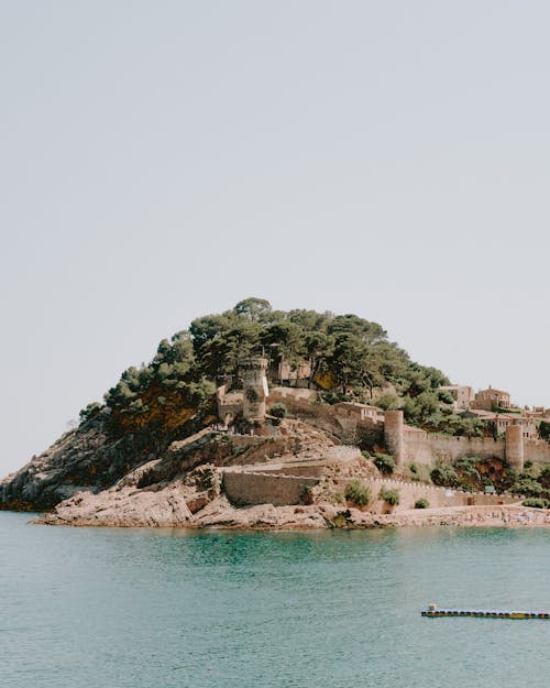 Una Fortezza In Una Piccola Isola Rocciosa Con Una Vegetazione Lussureggiante