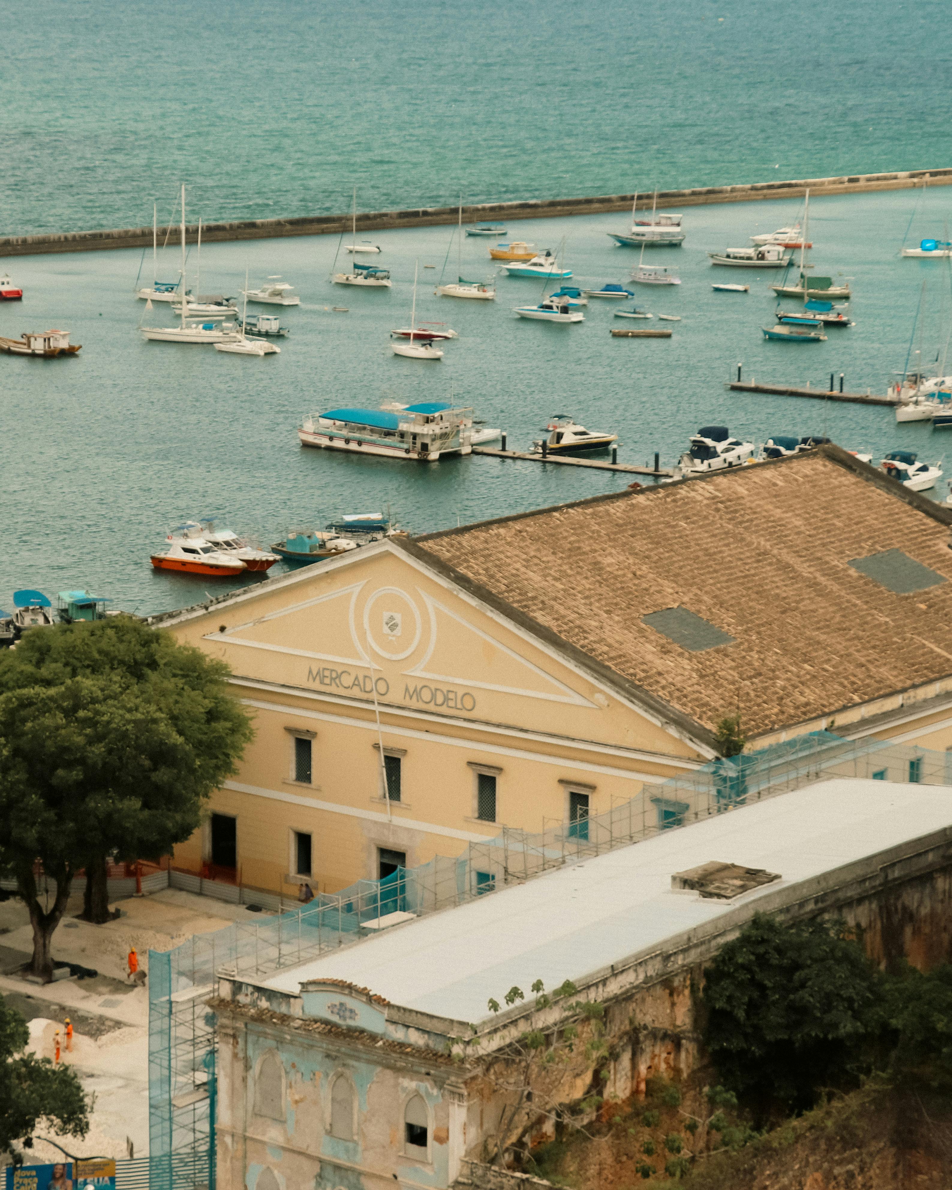 Miễn phí Ảnh chụp trên không của Mercado Modelo và bến du thuyền với những chiếc thuyền ở Salvador, Brazil. Ảnh lưu trữ