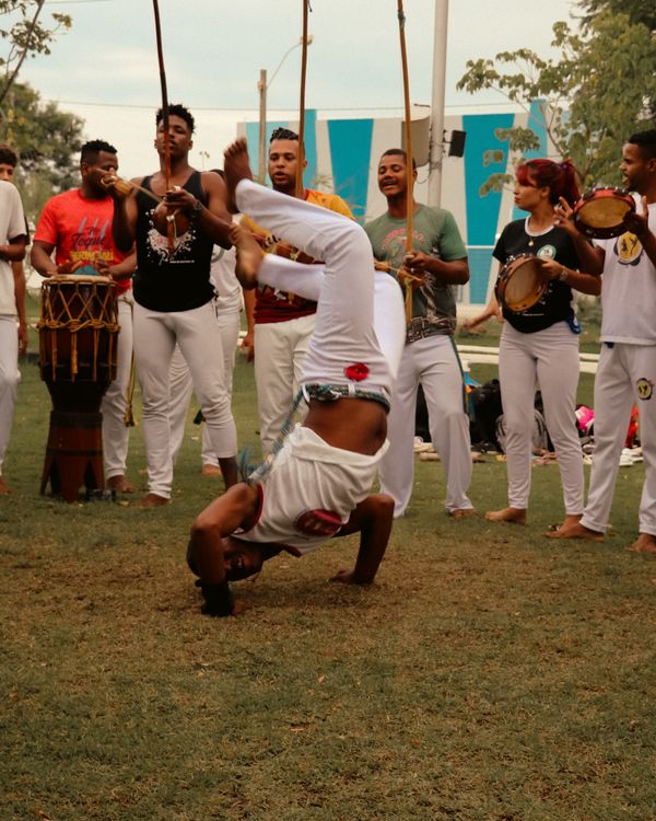 Grupo praticando capoeira ao ar livre