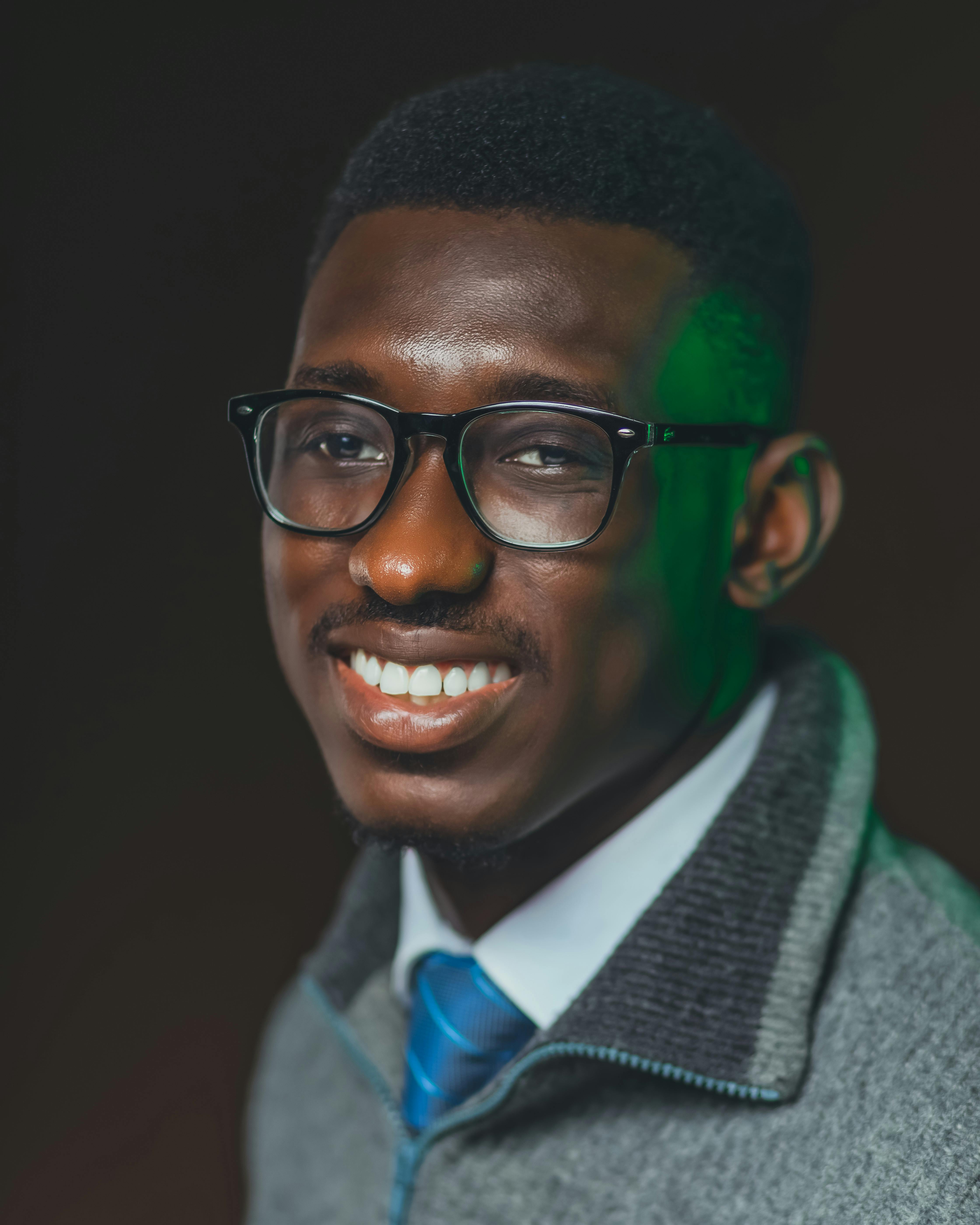 Học Sinh Da đen đeo Kính Mặc Trang Trọng Trong Lớp Học · Ảnh có sẵn miễn phí