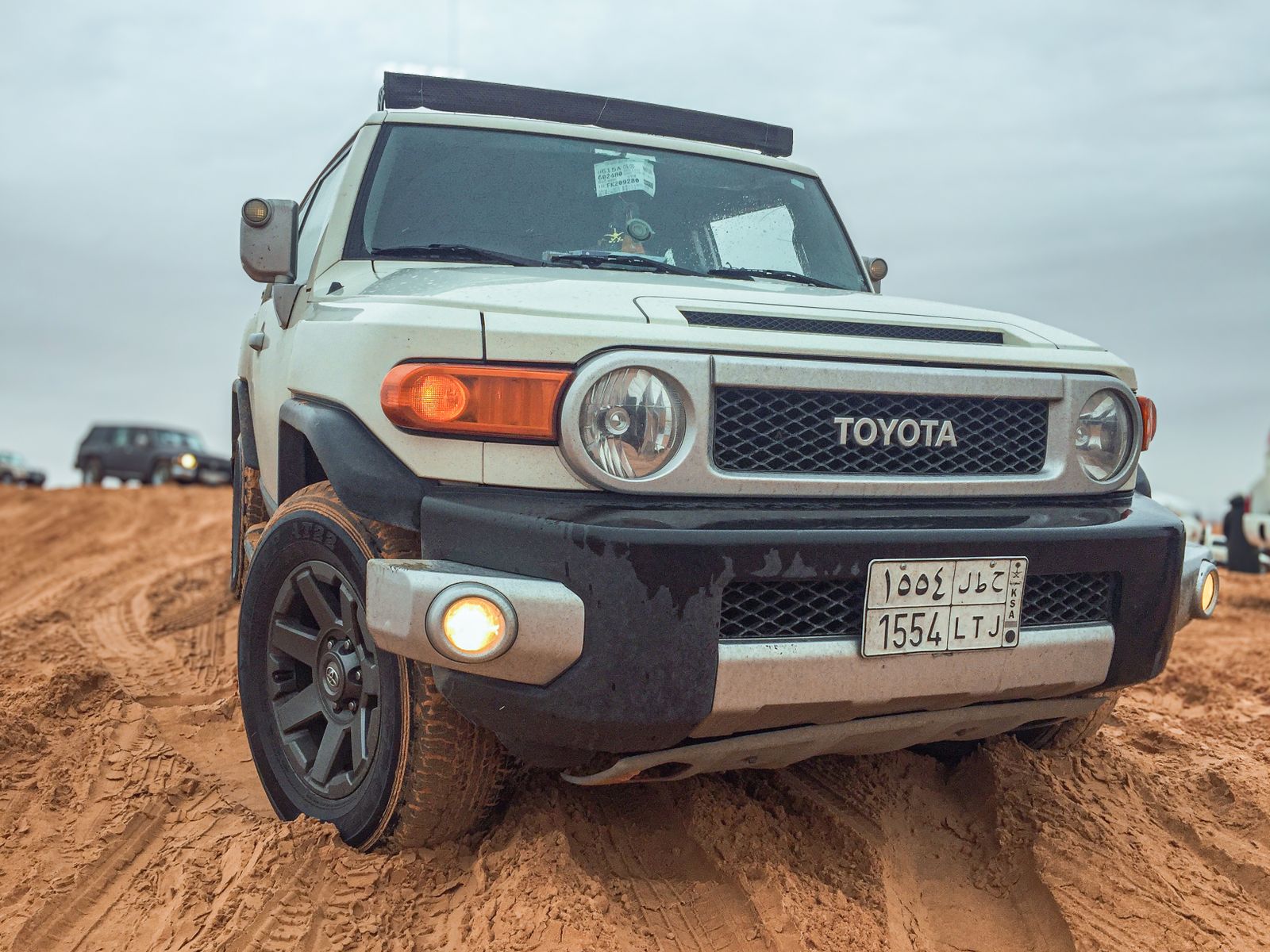 Toyota FJ Cruiser blanca recorriendo terreno arenoso