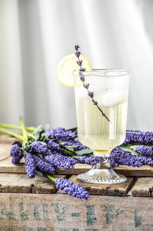 Free A glass of lemonade with lavender and ice on rustic wood, inviting and fresh. Stock Photo