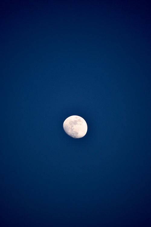 Free A beautiful crescent moon against a deep blue night sky capturing serene beauty. Stock Photo