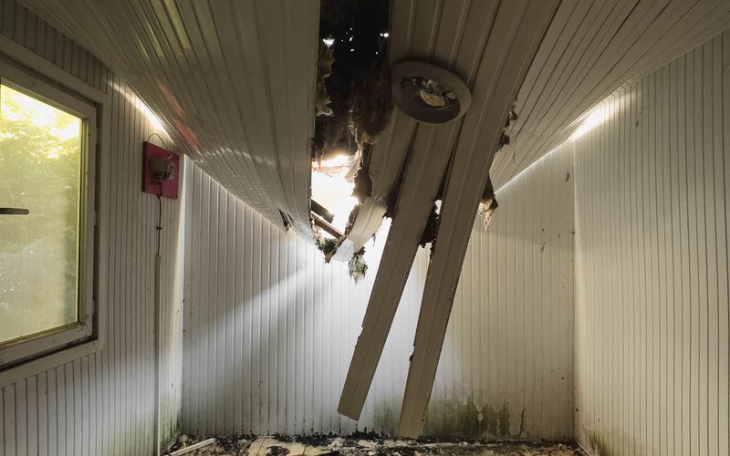 Kamer met beschadigd plafond na waterschade