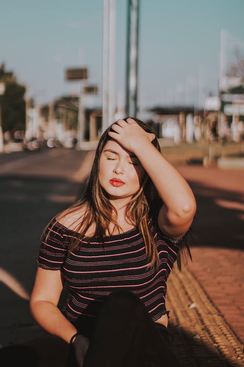 Foto Van Vrouw Met Gestreepte Shirt Lopen Op Straat