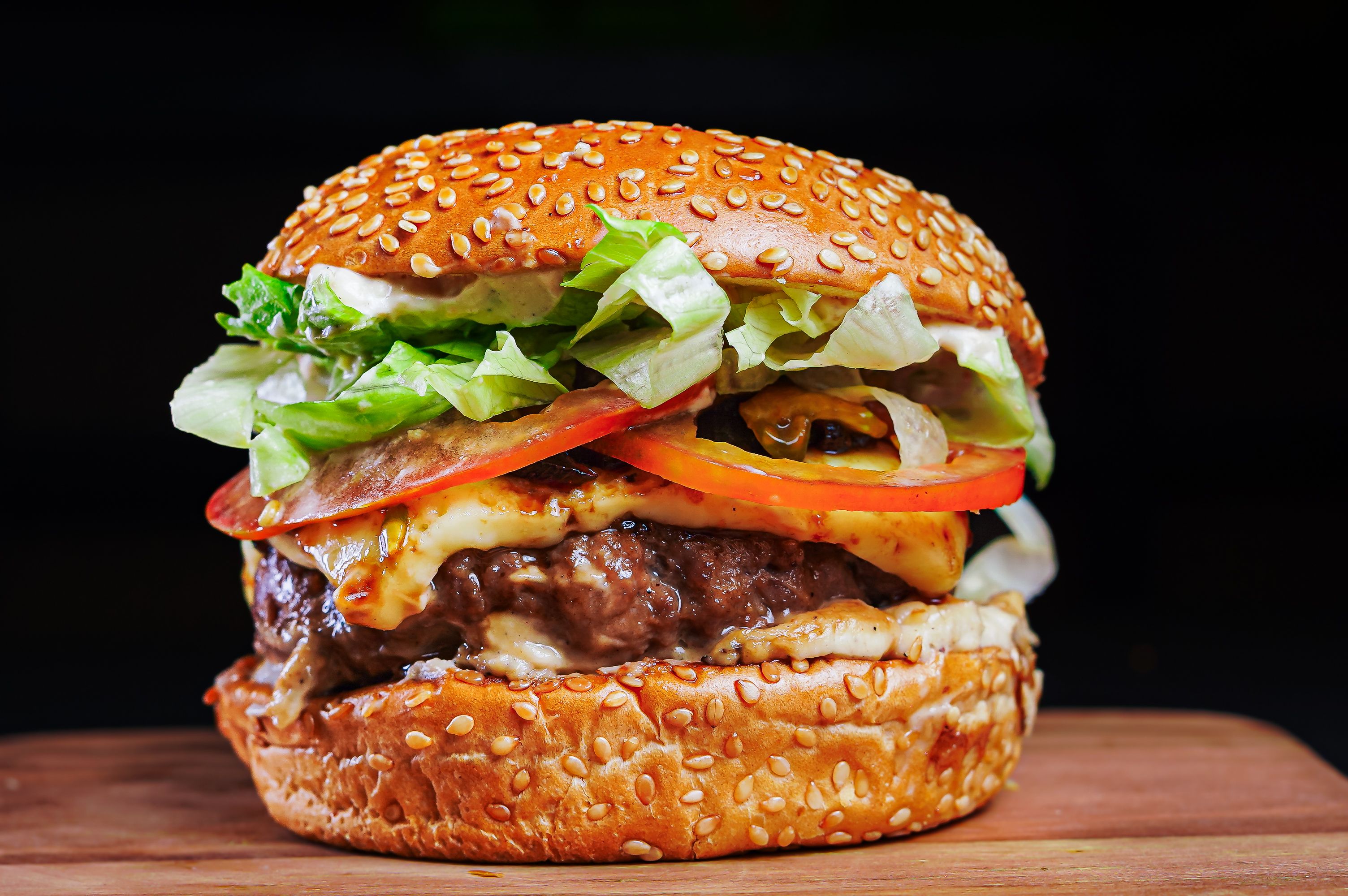 Garlic-Aioli Burger with Garlic Aioli