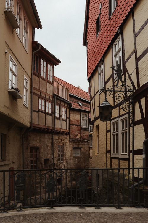 Free Explore the historic charm of Quedlinburg's half-timbered houses and narrow streets. Stock Photo