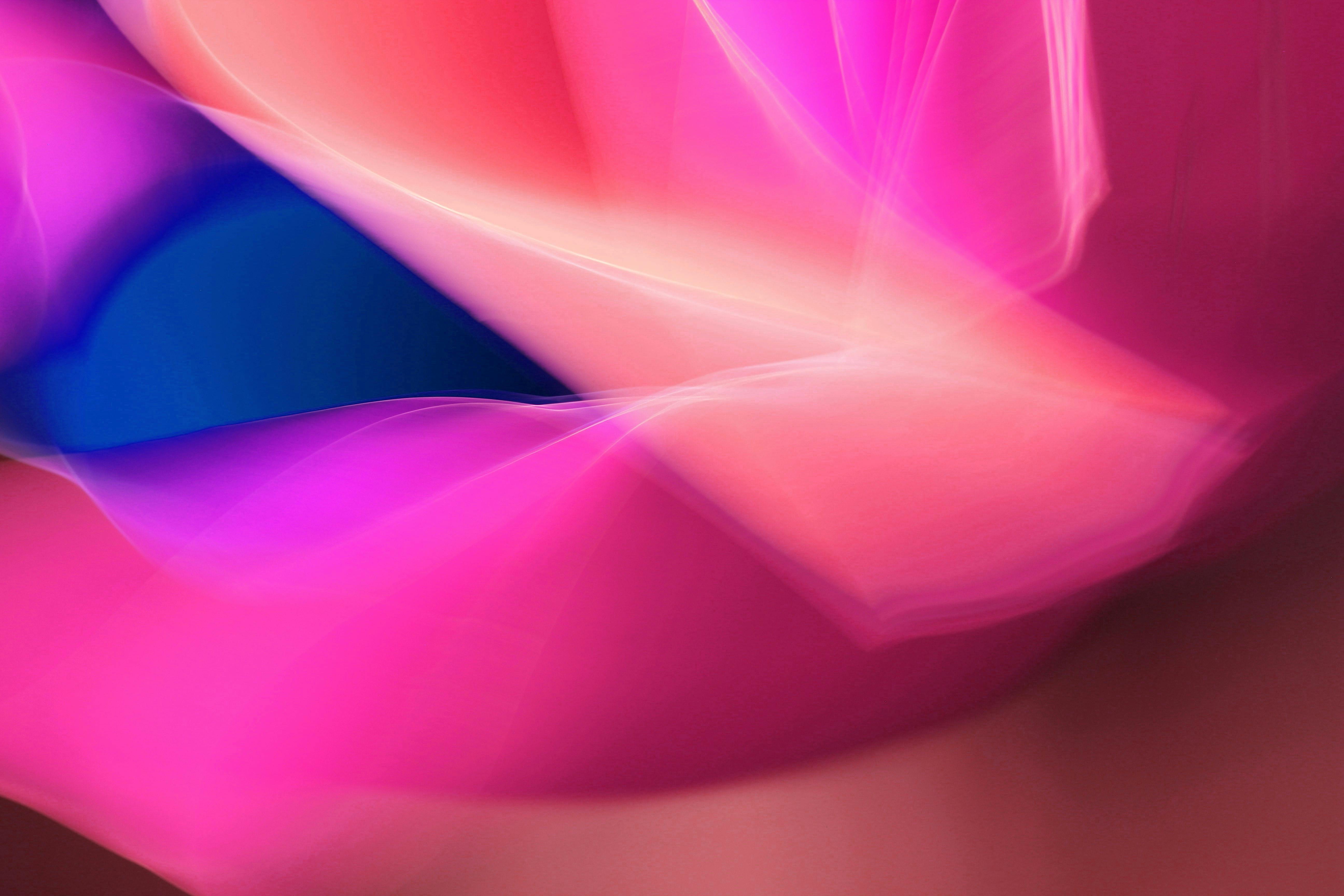 Gratis Una composición abstracta vibrante que presenta formas fluidas de luz rosada y azul. Foto de stock