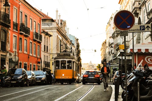 Základová fotografie zdarma na téma auta, budovy, chůze