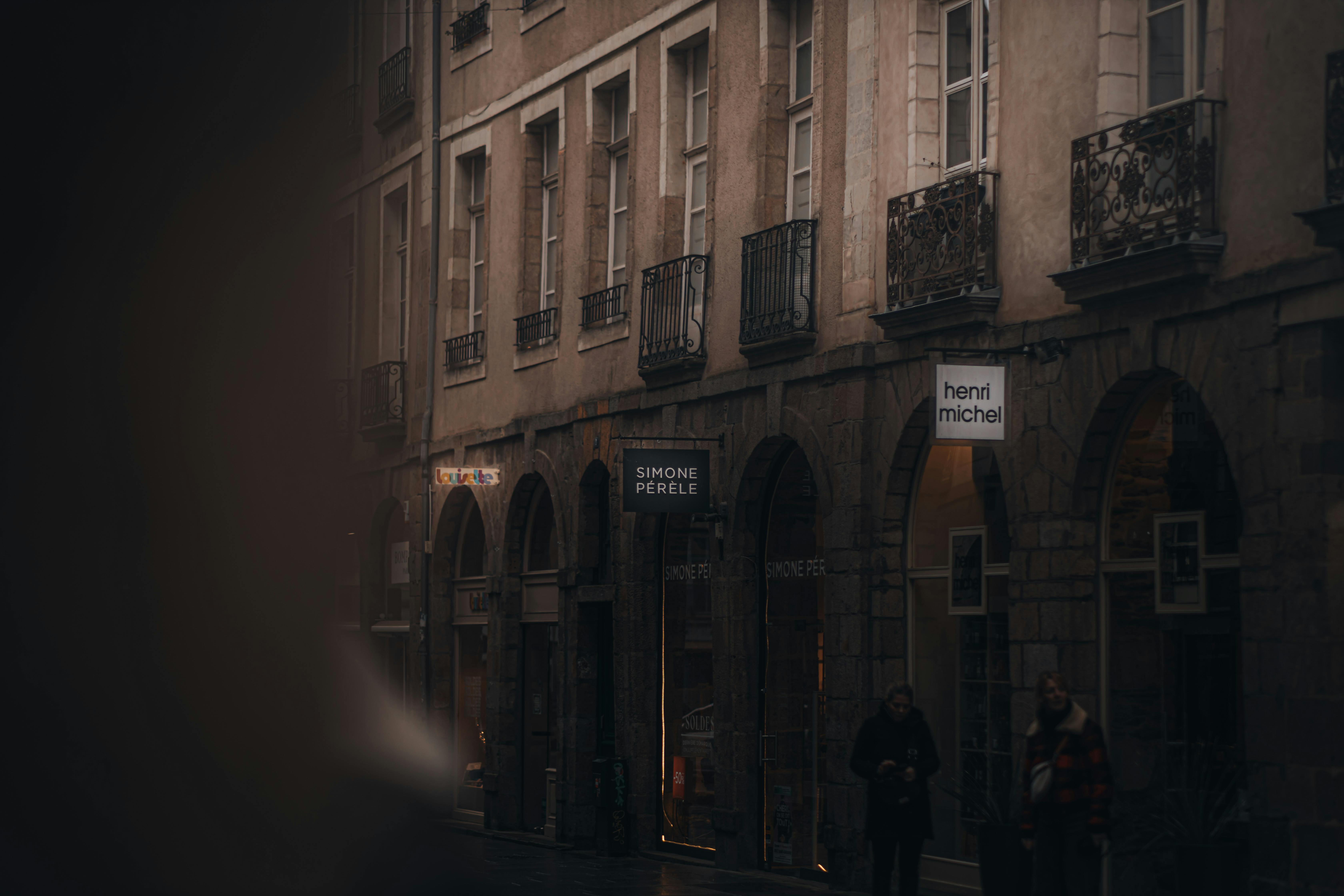 무료 조용한 저녁, 고전적인 유럽 건물의 외관을 묘사한 희미하게 밝혀진 거리 풍경입니다. 스톡 사진