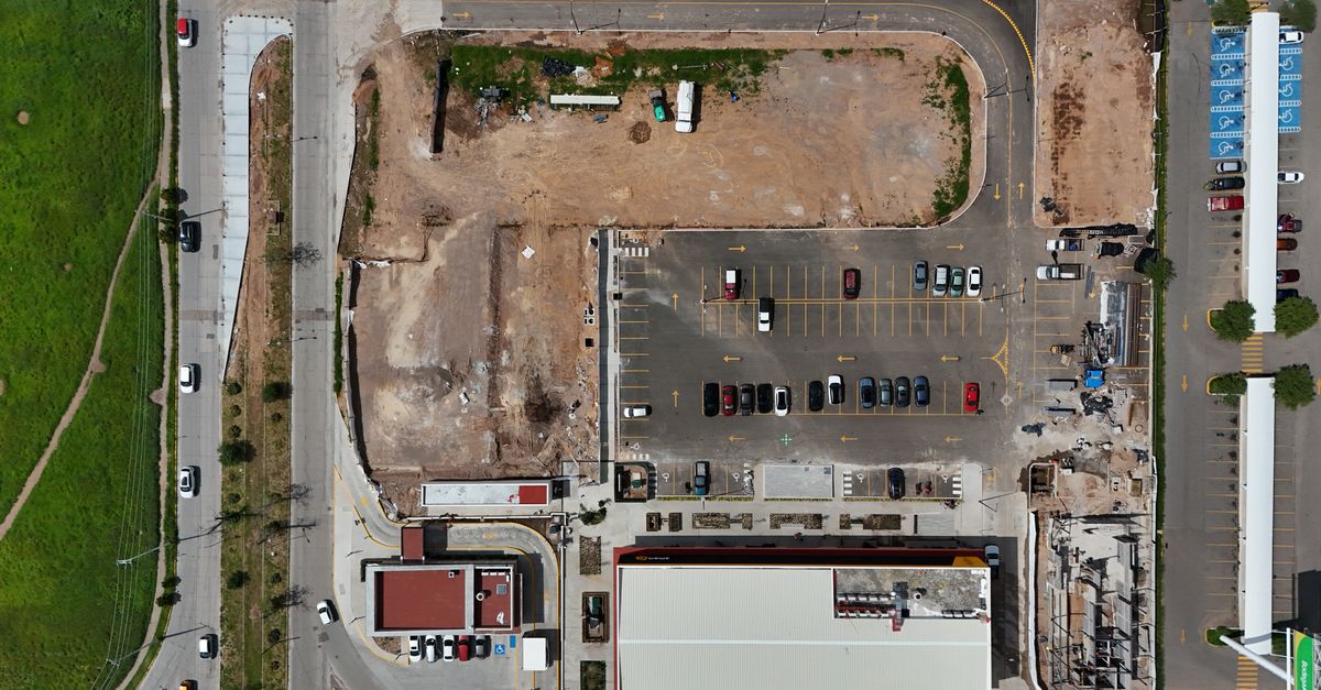 Top-down view of a parking lot beside a construction site in Aguascalientes, Mexico.