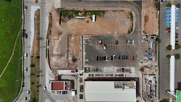 Top-down view of a parking lot beside a construction site in Aguascalientes, Mexico.